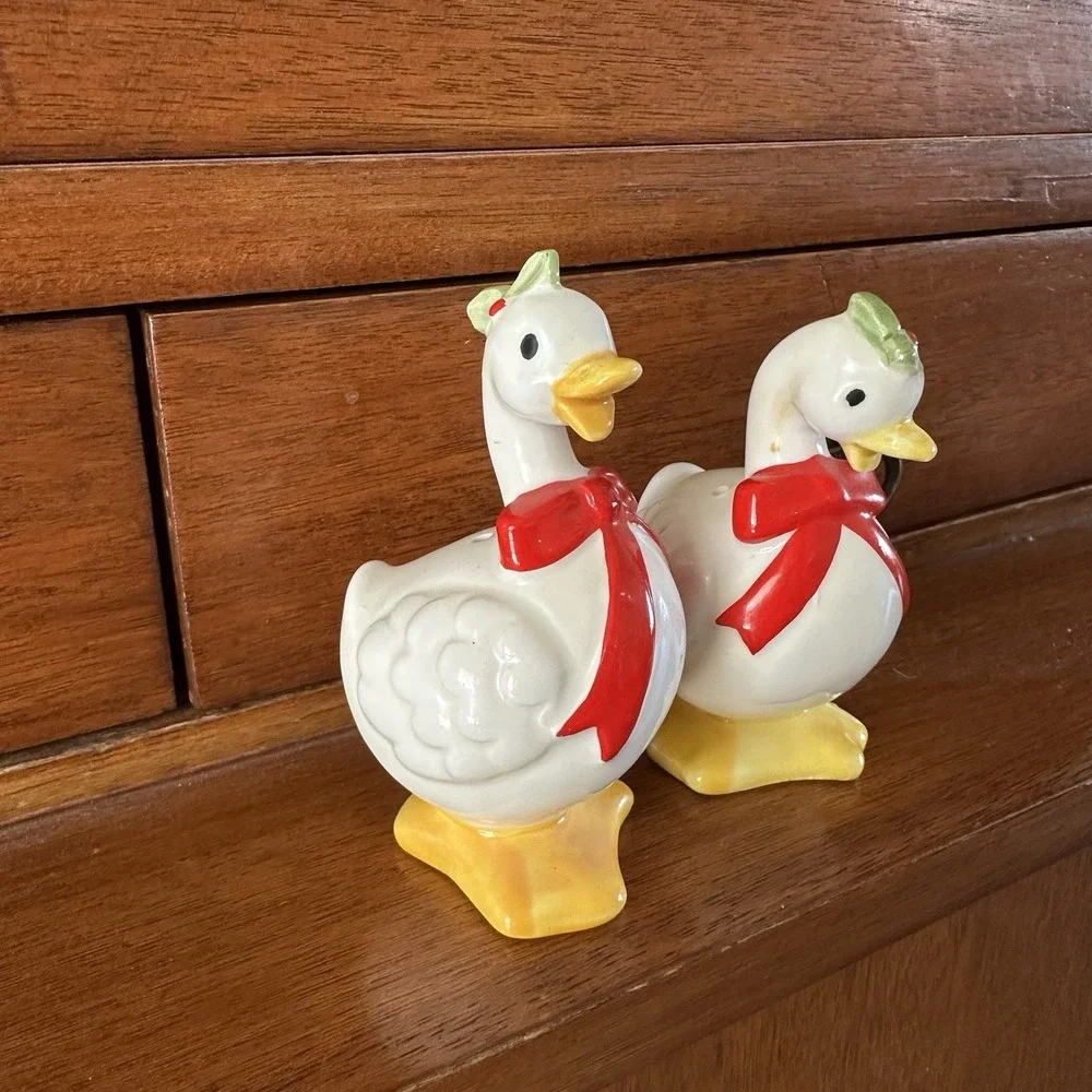 VTG Pair Of Goose Salt & Pepper Shakers Red Bows Holly Christmas Cottagecore